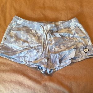 Vuori sunwashed short in grey camo- MED